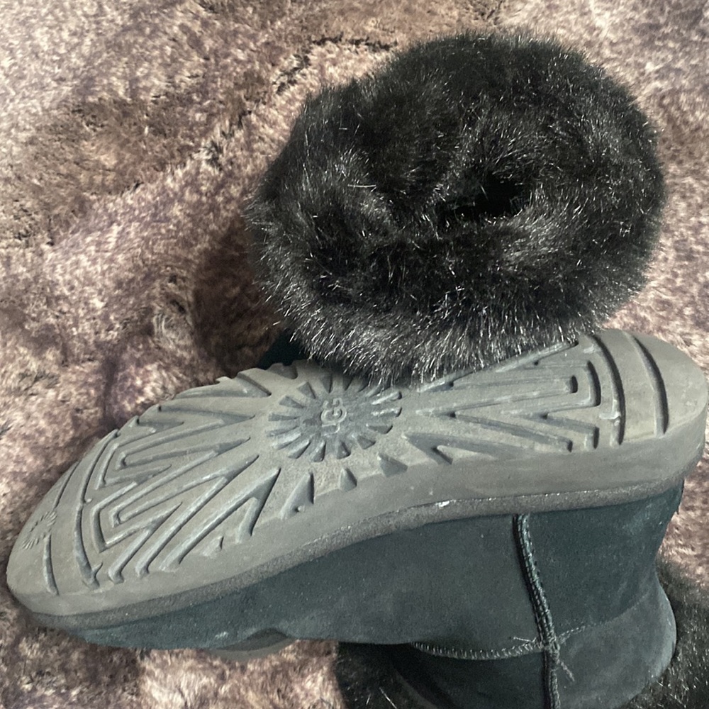 Short Uggs. - image 2